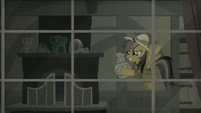 Daring Do with artifact inside her home S9E21