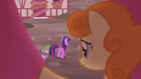 Golden Harvest looks at Twilight and Spike from a window S5E25