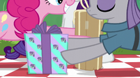 Pinkie and Maud swapping presents S6E3