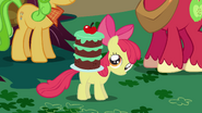 S01E01 Apple Bloom z tortem na plecach