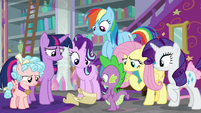 Twilight accidentally drops the scroll S8E25