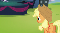 Applejack looking at Coloratura and Svengallop on the stage S5E24