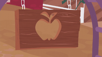 Sweet Apple Acres' wooden apple sign S5E25