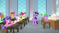 Twilight puts Spike in charge of class S8E12