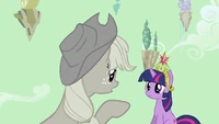 Applejack pointing at Twilight S2E02