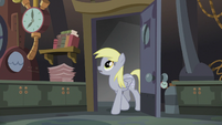 Derpy enters Dr. Hooves's lab S5E9