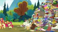 Goldie Delicious falls to bottom of junk pile S7E13