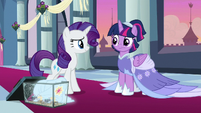 Rarity finishes dressing up Twilight S9E26