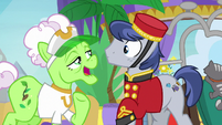 Applesauce flirtatiously thanks Bell Hop Pony S8E5