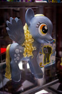 Derpy!.jpg (90 KB) Duża figurka promocyjna, a obok - opakowanie z Derpy do ozdabiania