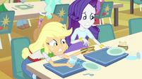 El almuerzo de Rarity y Applejack derramados EG2