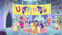 Pinkie Pie unveils a Twilight banner S9E25