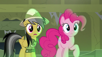 Pinkie and Daring Do see Rainbow start to sink S7E18