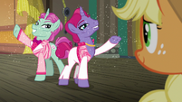 Sparkly trainer ponies appear before Applejack S6E20
