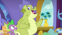 Spike and Sludge next to flower vase S8E24