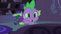 Spike holding the comic book S4E6