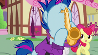 Bluenote happily playing his saxophone S6E19