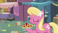 Lily Valley holding a cherry pie S9E23