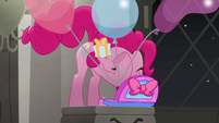 Pinkie Pie bringing out more party stuff MLPRR