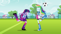 Rainbow Dash toma a bola EG