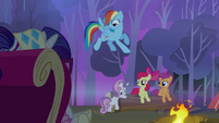 Rainbow sees Sweetie Belle about to take a seat S3E06