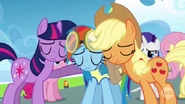 Wygląda na to, że marzenie Rainbow zostaje raz na zawsze pogrzebane. Jej przyjaciółki próbują ją pocieszyć.