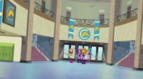 Sunset introduces the Dazzlings to CHS EG2