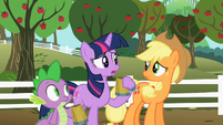 Twilight Applejack worried S02E15