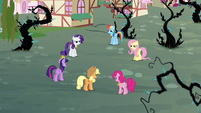 Twilight and friends stand in a circle S4E01