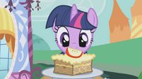 Twilight looking at apple brown betty S1E03