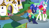 Celestia and Luna leaving Canterlot S9E13