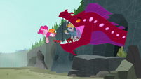 Pinkie prying the quarray eel's mouth open S7E4
