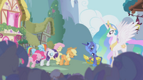 Ponies bowing to Princess Luna S1E02