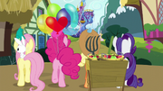 Twilight's friends walk to the castle S5E03