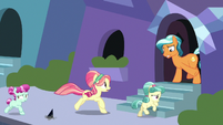 Crystal Ponies fleeing indoors S9E1