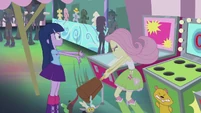 Fluttershy whacks Discord doll with mallet EG2.png (892 КБ)