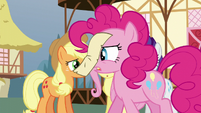Pinkie reads the note on her nose S5E19