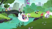 Ponies mingling in the Manehattan park S6E3