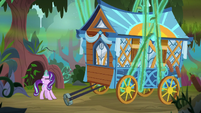 Starlight trying to attach Hoo'Far's wagon to vines S8E19