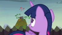 Twilight sees tomatoes incoming S5E23