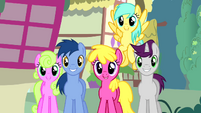 Crowd of ponies "no other pony like her" S4E12