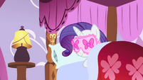 Rarity with eyes covered S4E19