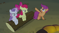 Scootaloo pointing at Rainbow S3E06