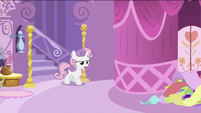 Sweetie Belle walking out the staircase S2E23