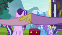 Twilight and Cadance clap their hooves S8E19