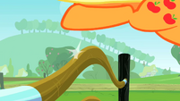 Applejack close jump S2E14