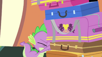 Spike stops the bags from toppling S4E24