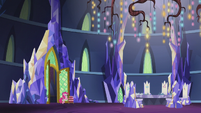 Pinkie Pie enters the throne room S5E25