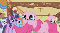 Pinkie Pie turns her head upside down S1E05