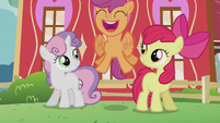 Scootaloo happily fluttering S5E18